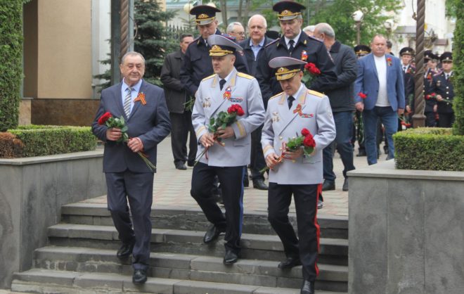 Полицейские возложили цветы в День Победы в Ставрополе