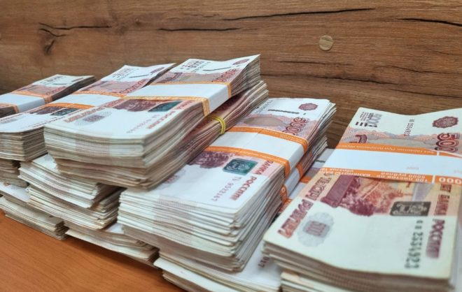 Таможенники в Минводах обнаружили у авиапассажира более 14 млн рублей