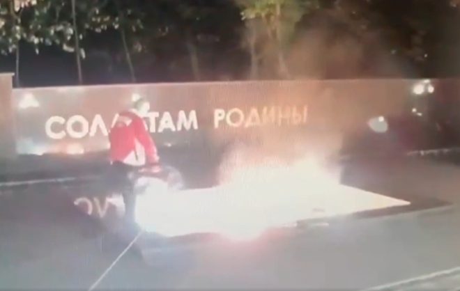 На поджигателя венков на Вечном огне в Кисловодске завели уголовное дело