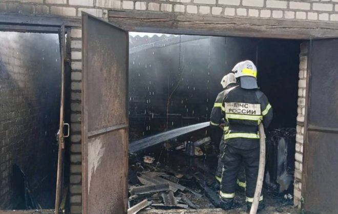 Пожарные потушили хозпостройку в посёлке Советского округа