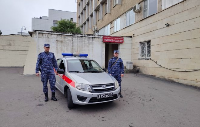 Росгвардейцы в Кисловодске доставили в медучреждение женщину после укуса собаки