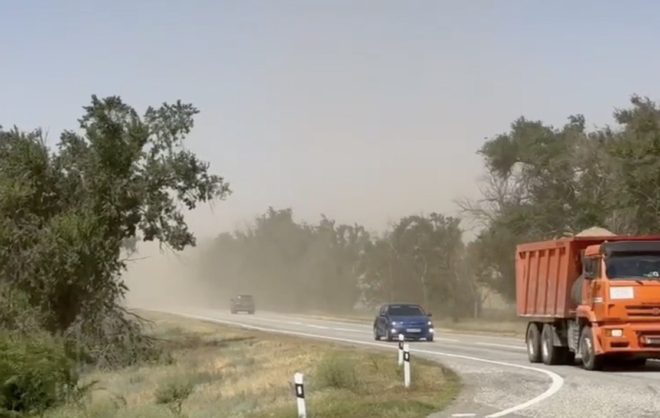 Пыльная буря снижает видимость на дорогах Будённовского округа