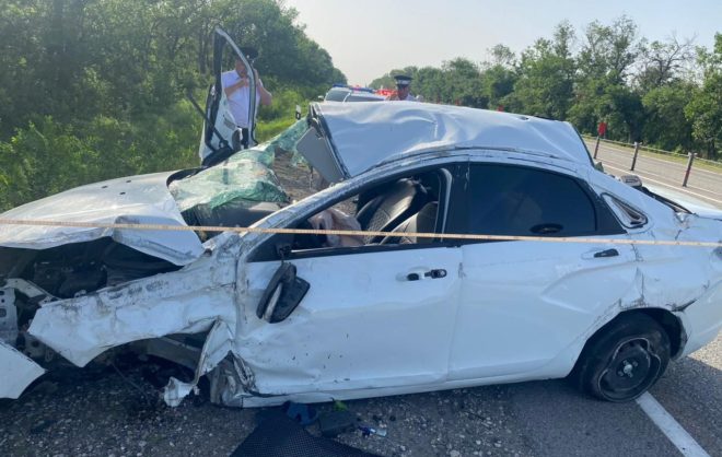 В больнице Пятигорска скончалась пассажирка перевернувшейся легковушки