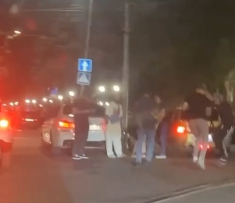 Полицейские задержали танцующих в центре Пятигорска молодых людей