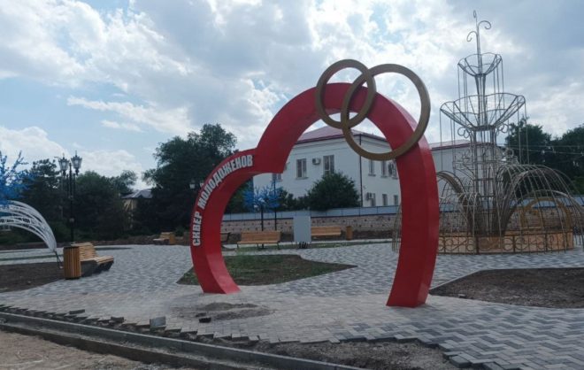 Свадебный сезон открыли в сквере молодожёнов Ипатово