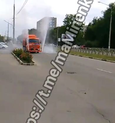 В Невинномысске коммунальщики поливают автодороги от жары
