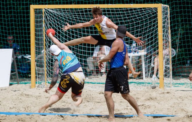 Второй тур чемпионата РФ по пляжному гандболу завершился в Ставрополе