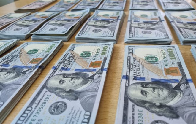 Более 50 тыс долларов пытался пронести через границу пассажир аэропорта Минвод