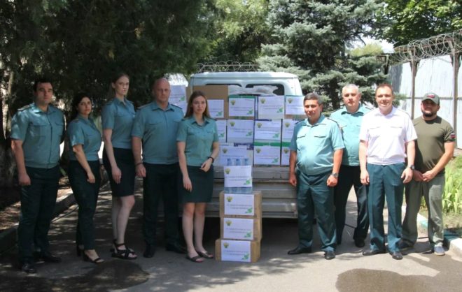 Таможенники Минвод передали в зону СВО продукты и канцелярию