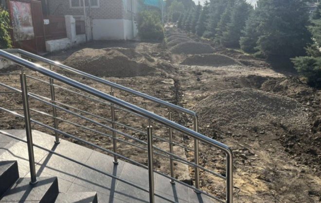 Тротуары в селе Александровского округа ремонтируют после проверки