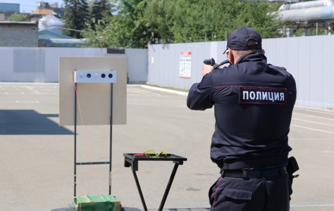 Соревнования на полосе препятствий провели полицейские в Ставрополе
