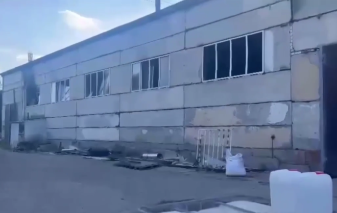 Горящий склад тушат в Минераловодском округе