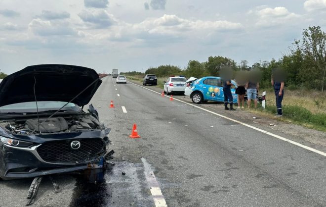 Два легковых автомобиля столкнулись на трассе в Минераловодском округе