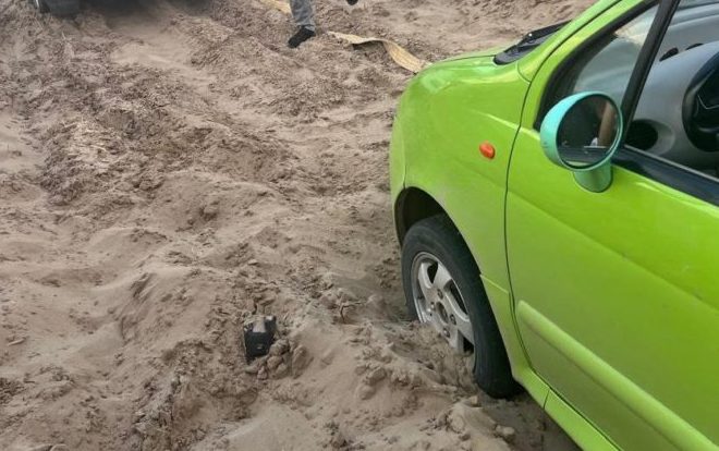 Автоинспекторы помогли ставропольцу вытащить застрявшую в песке иномарку