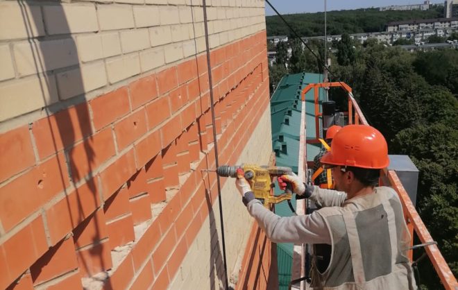 Аварийный дом начали ремонтировать на юге Ставрополя