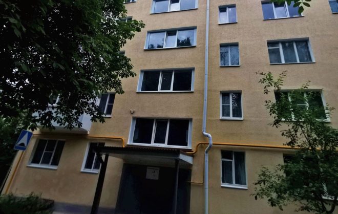 Фасад дома по улице Ворошилова отремонтировали в Ставрополе
