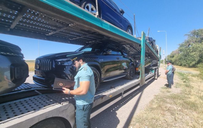 Партию люксовых авто задержали на Минераловодской таможне за нарушения