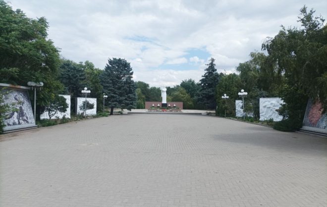 Реставрацию воинского мемориала завершают в Ипатово