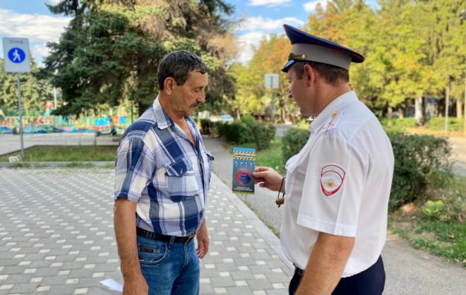 Полицейские рассказали прохожим в Железноводске о схемах мошенников в интернете