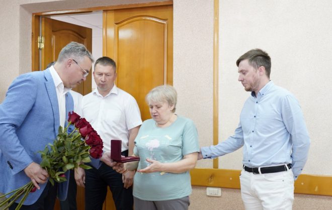 Родным ветерана в области химической отрасли передали награду на Ставрополье