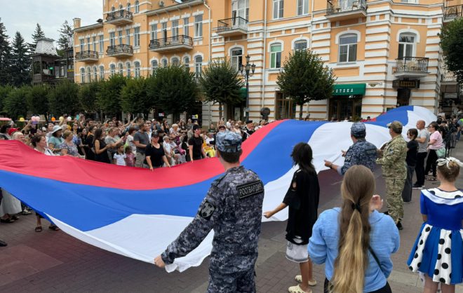 На Курортном бульваре Кисловодска развернули 25-метровый флаг России