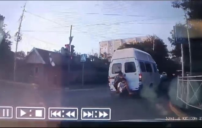 Поездку зацеперов на задней двери маршрутки засняли в Железноводске