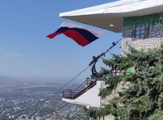 Триколором украсили канатную дорогу в Пятигорске