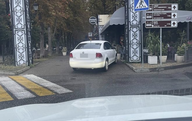Водитель в Пятигорске заехал на тротуар ради кофе