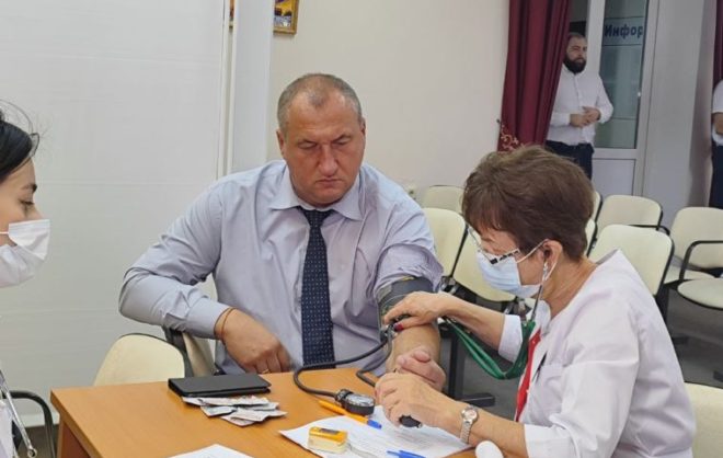 Министр здравоохранения Ставрополья сделал прививку против гриппа