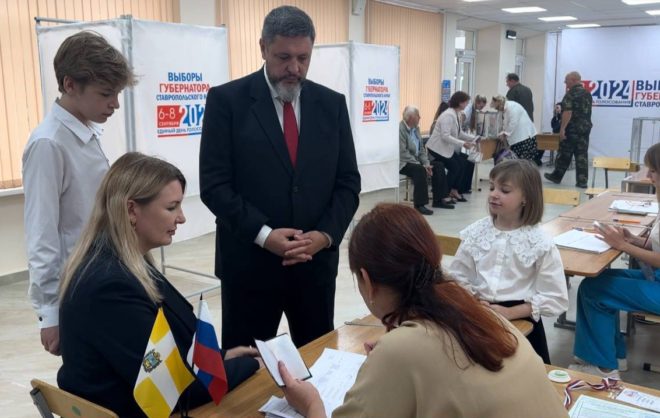 Глава Кировского округа пришёл на выборы губернатора с семьёй