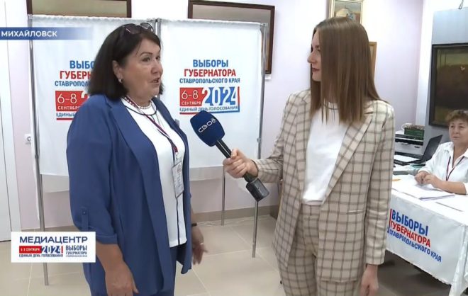 Жители Михайловска на одном из участков совмещают голосование с осмотром выставки