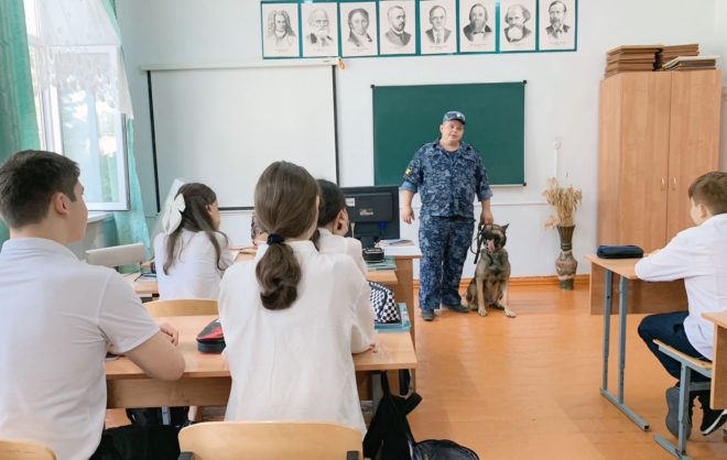 Кинолог колонии общего режима на Ставрополье рассказал школьникам о службе