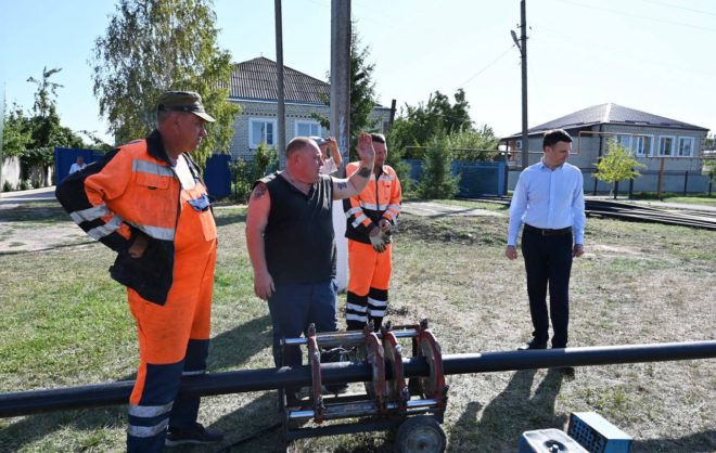 В посёлке Изобильненского округа меняют старый повреждённый водовод