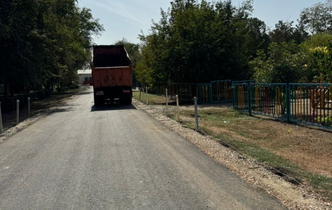 Дорогу к школе заканчивают ремонтировать в посёлке Ипатовского округа