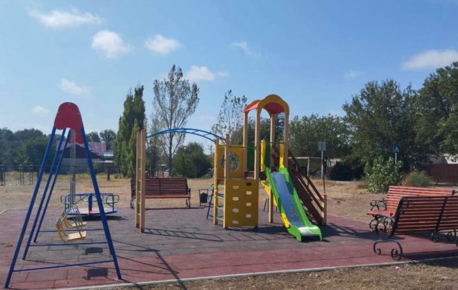 В селе Степновского округа построили новую детскую площадку