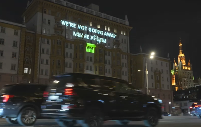 В Москве на фасаде посольства США засветился логотип RT и фраза «Мы не уйдём»