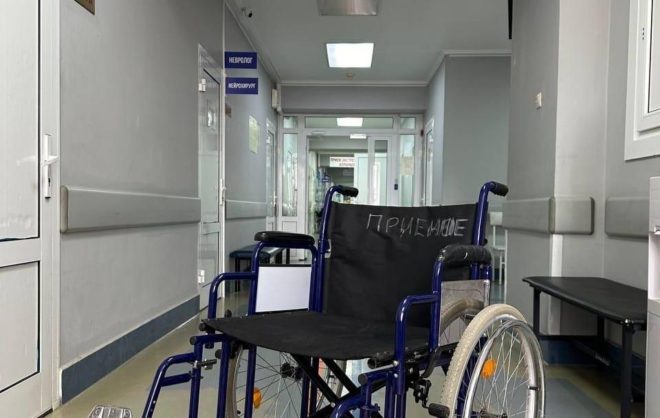 Пациент подарил кресло-каталку больнице скорой помощи в Ставрополе