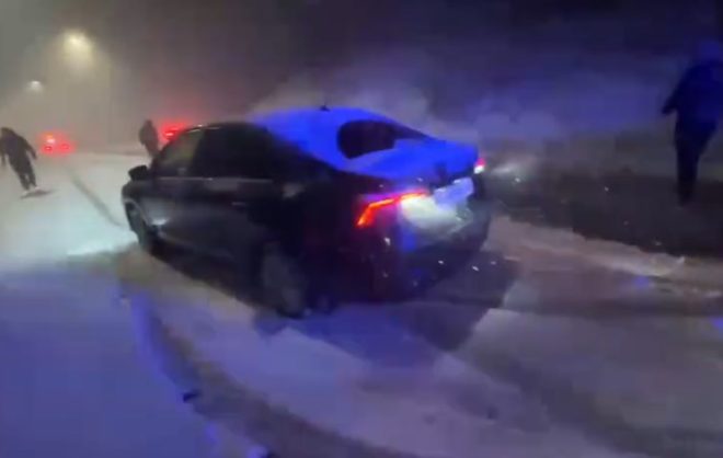 Автоинспекторы на Ставрополье помогли водителю вытащить застрявший автомобиль