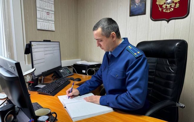 Дорожные знаки обновили возле сельской школы в Левокумском округе