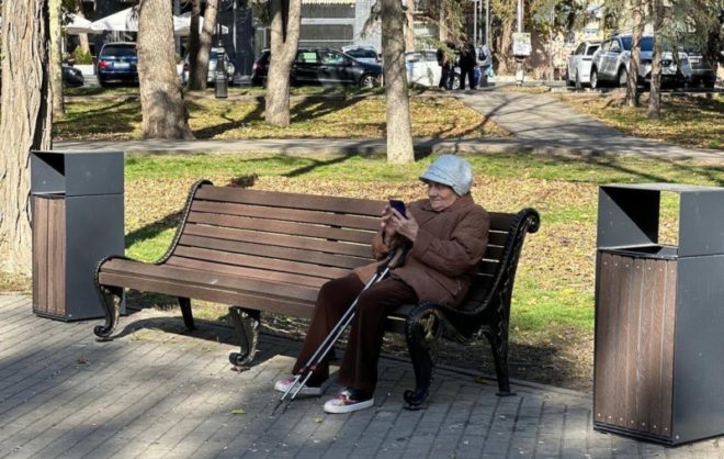 Новые скамейки устанавливают в центре Пятигорска