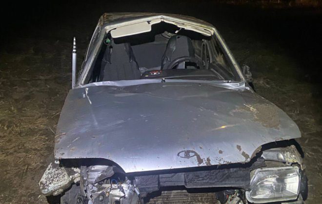 Два человека пострадали при опрокидывании автомобиля в Грачёвском округе