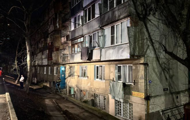 Квартиру подожгли в многоэтажном доме в Железноводске