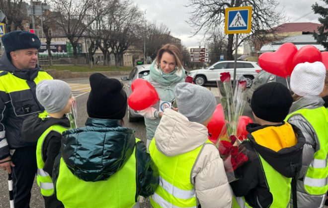 Дети вместе с инспекторами ГИБДД в Железноводске поздравили мам с праздником