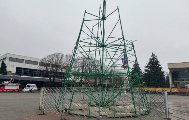 Установку новогодних елей начали в городе Железноводске на Ставрополье