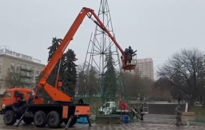 Новогоднюю ёлку устанавливают на главной площади в Пятигорске