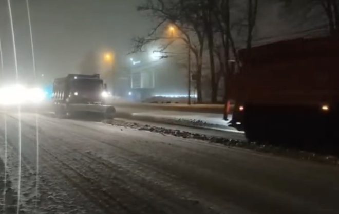 Коммунальные службы Ставрополя всю ночь расчищали дороги от снега