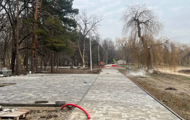 Глава Пятигорска проверил ход реконструкции территории городского озера