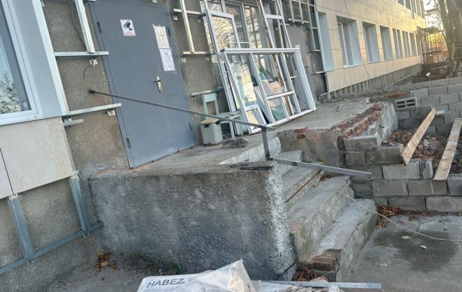 Временные поручни установили в больнице Минераловодского округа