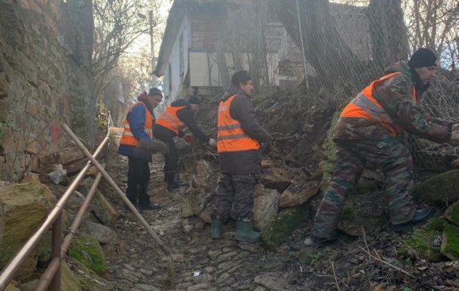 С пешеходной дорожки в переулке Ставрополя убрали обломки обрушившейся стены