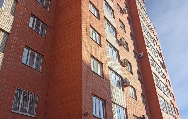 Около 50 окон заменили в аварийном доме на юге Ставрополя